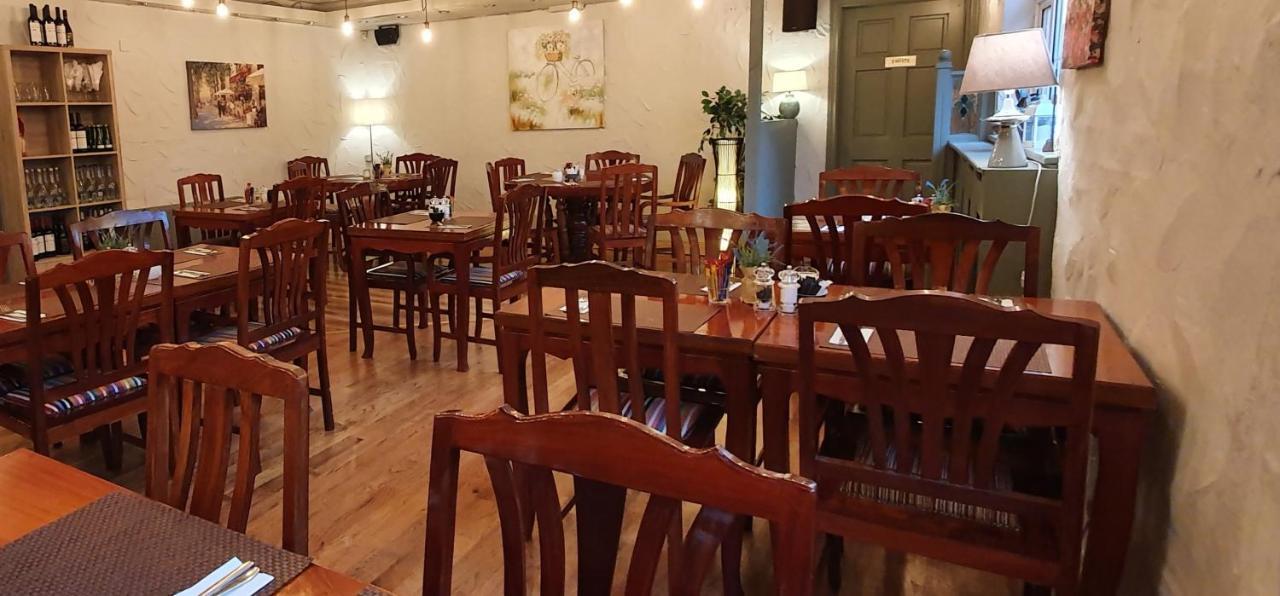 Hotel The Bowers Bar & Restaurant à Ballinrobe Extérieur photo