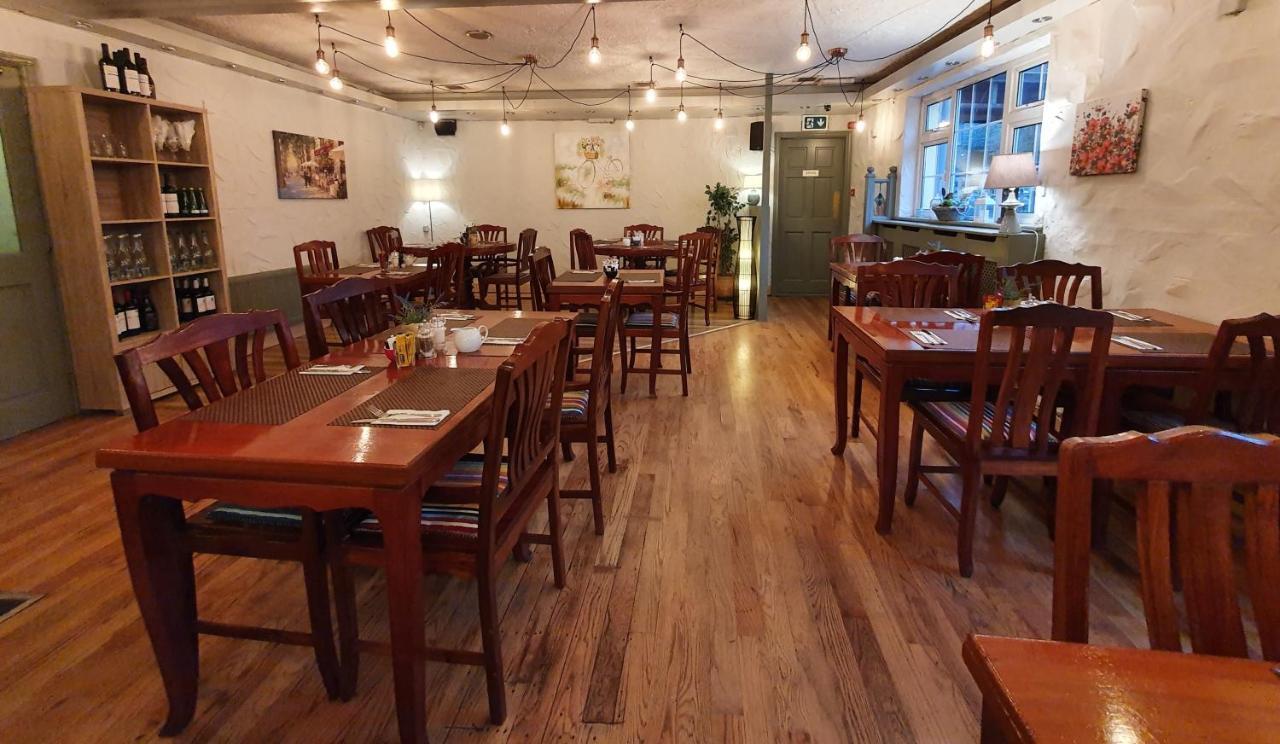 Hotel The Bowers Bar & Restaurant à Ballinrobe Extérieur photo